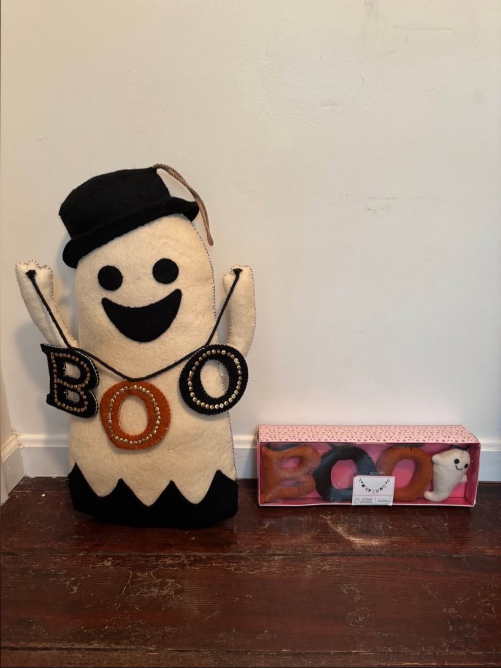 Large Ghost Door Hanger & 6 ft. Halloween Garland